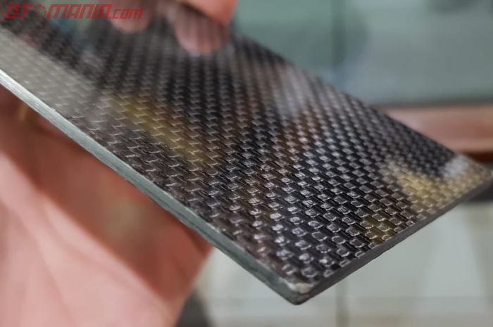 Lempengan Carbon Fiber yang Sudah Disatukan dengan Resin Epoxy