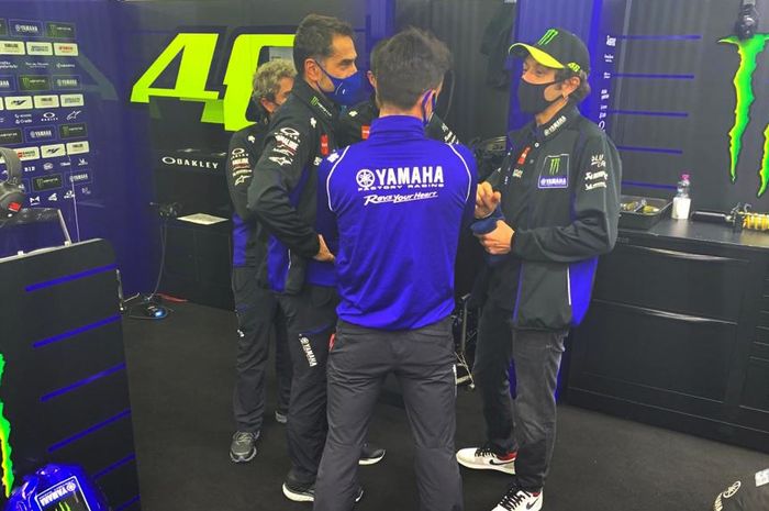 Valentino Rossi (kanan) sudah kembali ke pit box setelah dinyatakan negatif Covid. Siap ikut MotoGP Eropa (08/11/2020)