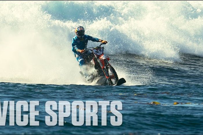 Robbie Maddison berselancar memakai motor KTM 250 SX