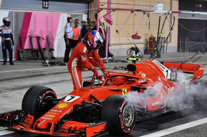 Kimi Raikkonen berhenti tak jauh dari garasi tim Ferrari setelah lindas mekaniknya