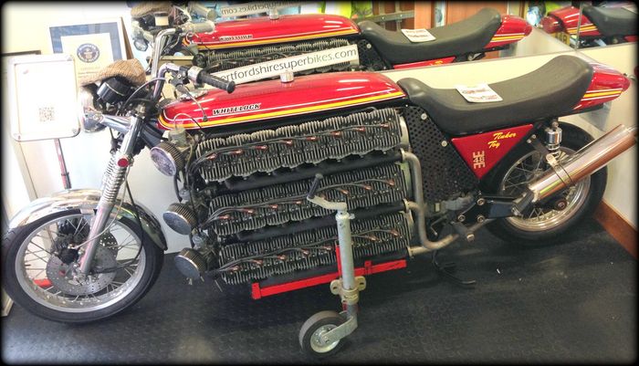 Menjadi pemegang rekor dunia sebagai kendaraan darat dengan silinder terbanyak