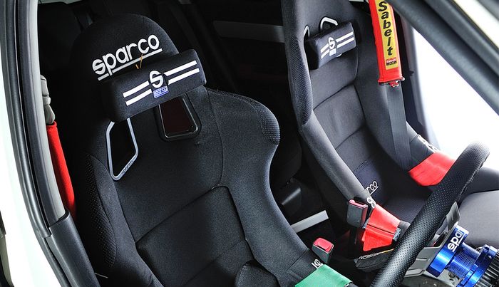 Sepasang bucket seat Cobra Suzuka Pro di kabin Suzuki Swift