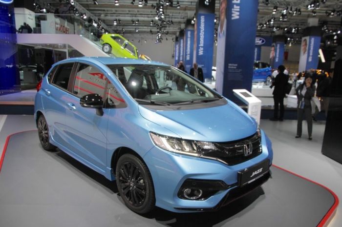 Penampakan Honda Jazz dengan sedikit ubahan pada gril dan lampu