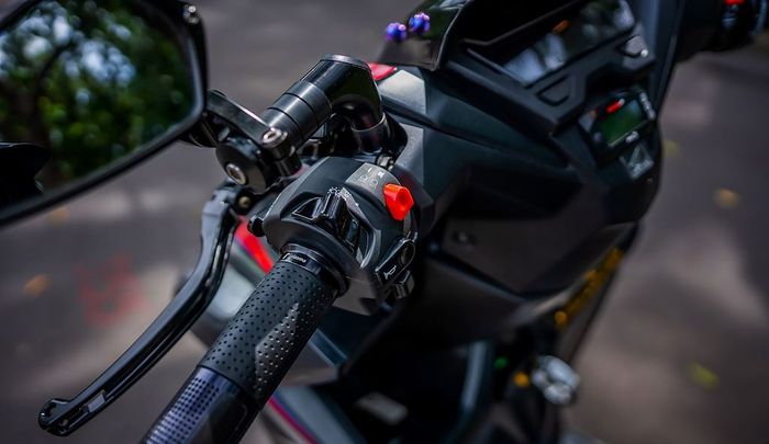 Sisi setang pun mendapat sentuhan yang cukup mewah