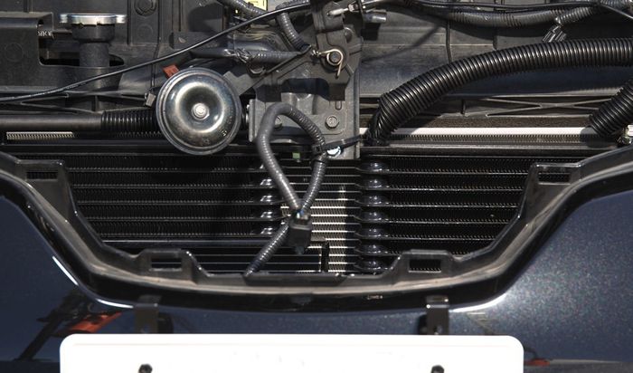 Radiator ganda terpasang pada mesin Nissan X-Trail ini