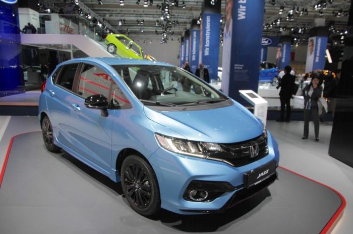 Penampakan Honda Jazz dengan sedikit ubahan pada gril dan lampu