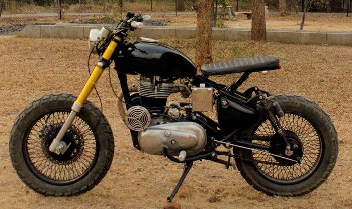 Royal Enfield Bullet iron cast engine custom scrambler dari Nomad Motorcycles