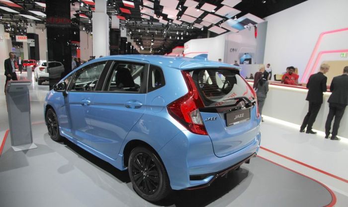 Penampakan dari belakang Honda Jazz