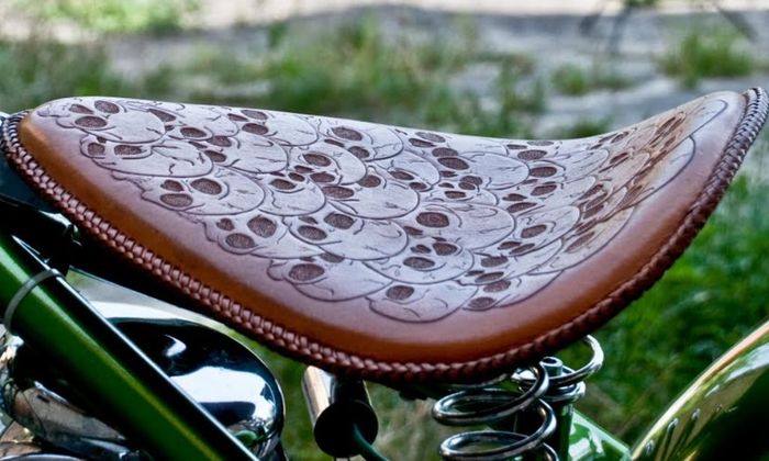 Jok tengkorak di Dnipro K-750 bobber besutan Dozer Garage