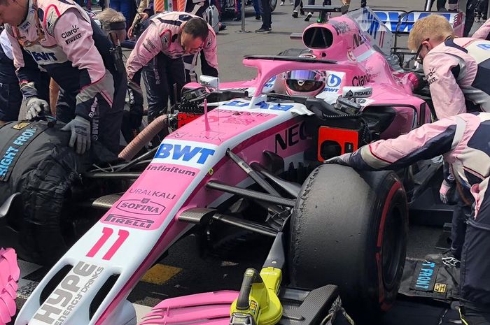 Tim Force India saat mempersiapkan mobil Sergio Perez di GP F1 Meksiko