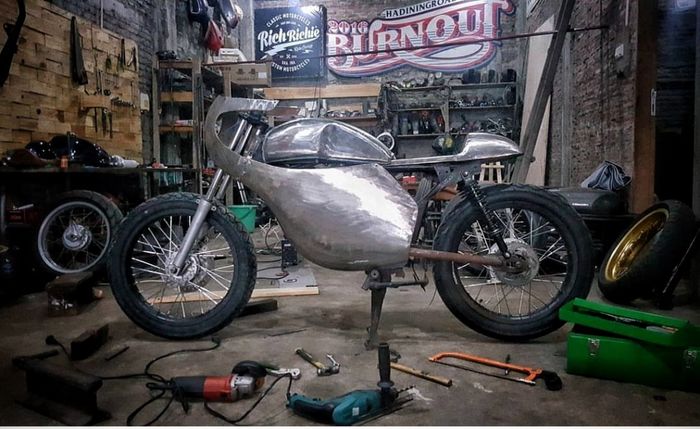 Cafe racer milik Gibran saat sektor bodi sudah setengah jadi