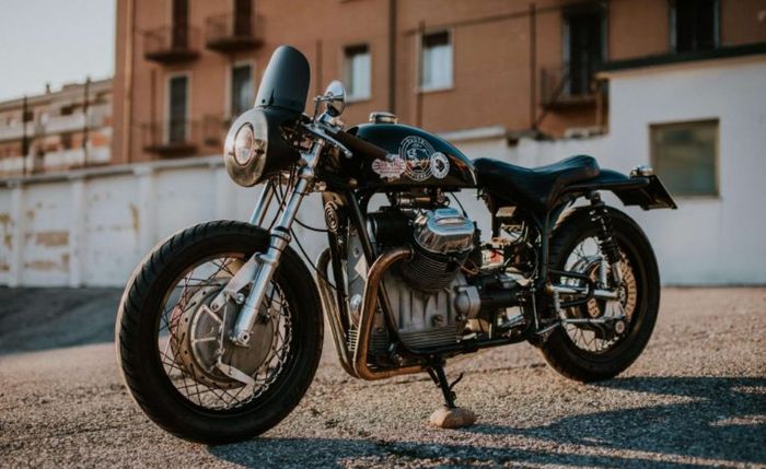 Tangki ramping dan mini fairing khas cafe racer klasik