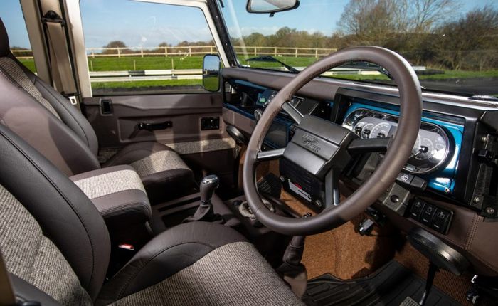Tampilan kabin restomod Land Rover Defender tahun 1988