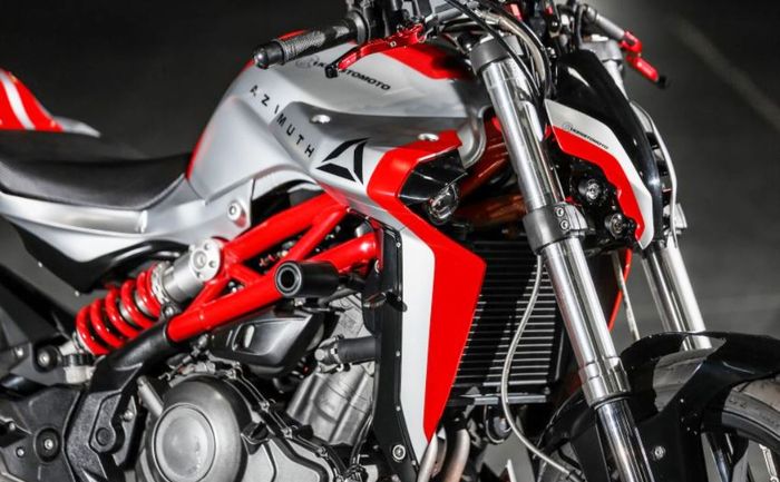 Kelir yang ciamik, perpaduan merah, dilver dan hitam