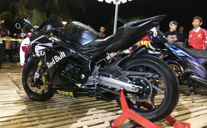 Kaki-kaki juga tak ketinggalan dibuat makin gambot