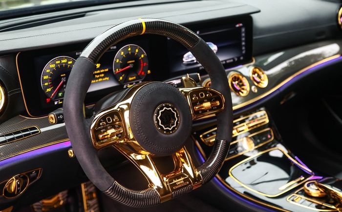 Tampilan kabin Mercedes-Benz E 300 AMG berlapis emas