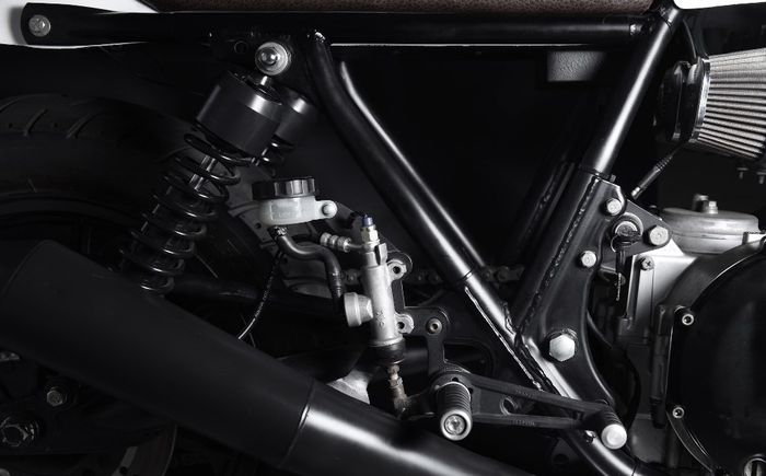 Tampilan resik di Kawasaki KZ1000 custom cafe racer dari Venier Customs