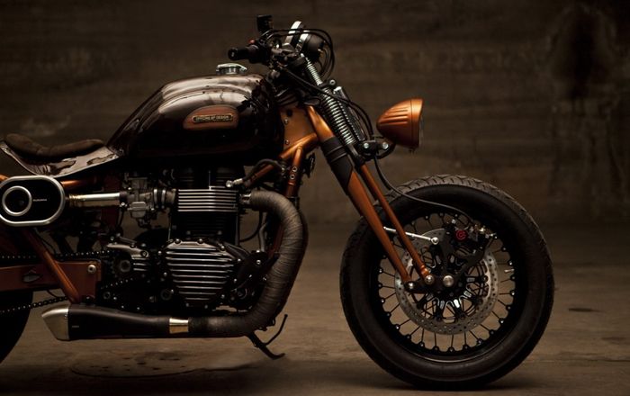 Garpu depannya dari kepunyaan H-D Softail Cross Bones nih...