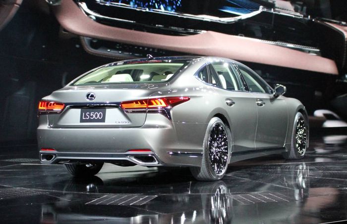 lexus LS 500 tampak sporty dan mewah