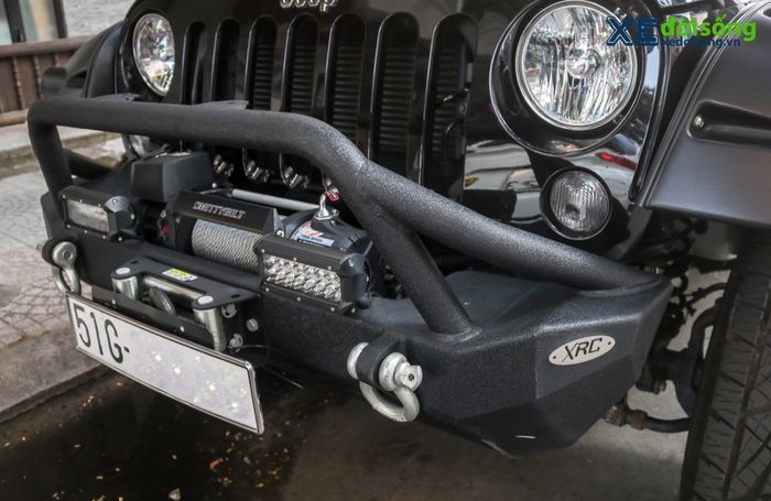 Tampilan depan modifikasi Jeep Wrangler Rubicon pasang stubby bumper