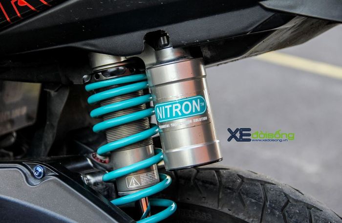 Sokbreker belakangnya pakai Nitron yang enggak kalah keren dari Ohlins