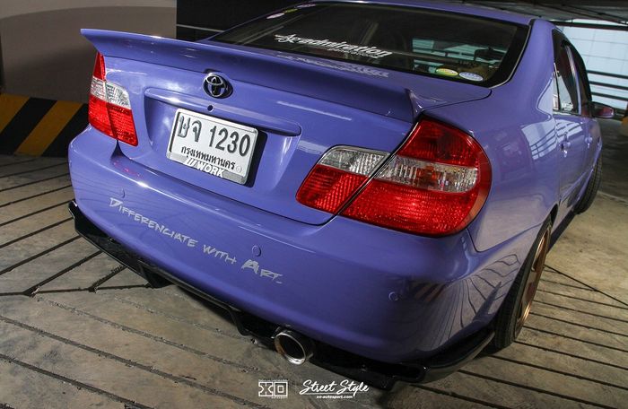 C-bar custom juga terpasang di kabin modifikasi Toyota Camry lawas