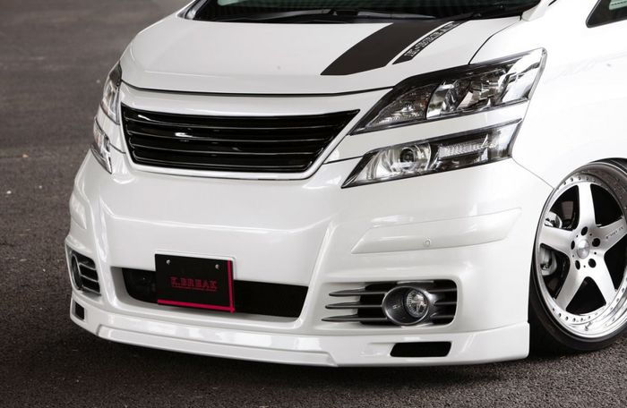 Modifikasi Toyota Vellfire lama dengan aura kekinian berkat asupan body kit