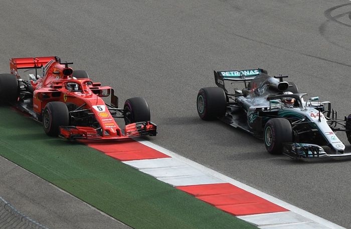 Lewis Hamilton saat menyusul Sebastian Vettel di GP F1 Rusia