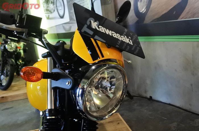 Kawasaki W175 Cafe punya semacam visor kecil di headlamp-nya