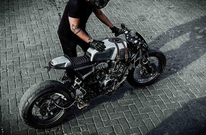 Bajaj Pulsar 220F kustom cafe racer dari Motokraft Customs, dilansir oleh