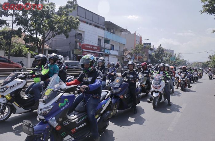 Jalan dipenuhi oleh rombongan turing MAXI Yamaha Tour de Indonesia