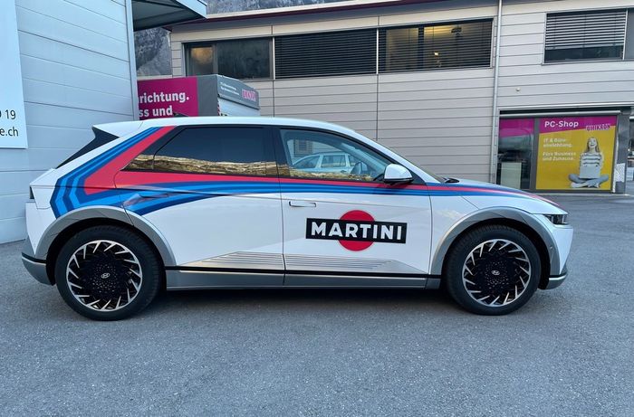 Modifikasi Hyundai IONIQ 5 dihias livery Martini Racing yang ikonik