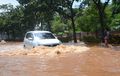 Mobil Manual Nekat Terebos Banjir, Hati-Hati Kampas Kopling Lengket!