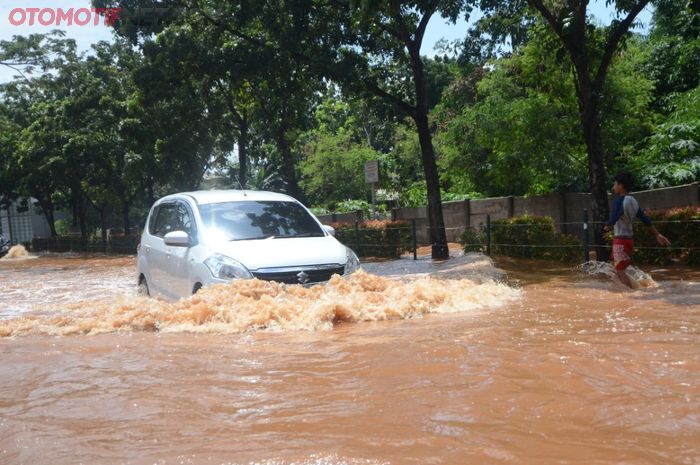 Ilustrasi mobil nekat menerobos banjir