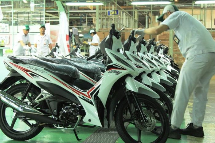 Pengecekan tahap akhir perakitan motor bebek Honda Revo FI