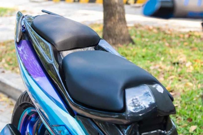 Jok serat karbon model split di Yamaha Exciter 150 (Yamaha MX-King)