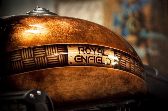 Kelir tembaga memberikan tampilan kontras ke seluruh bagian motor