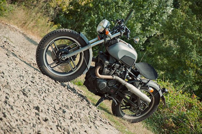 Yamaha XS400 kustom bobber milik Arpad Zirig bikinan Art Deco, dilansir oleh Bikeexif.com