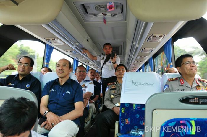Menhub beserta rombongan menjajal bus untuk Asian Games