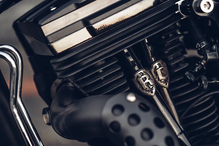 Cover push rod dan tutup kepala silinder yang ikutan di-custom