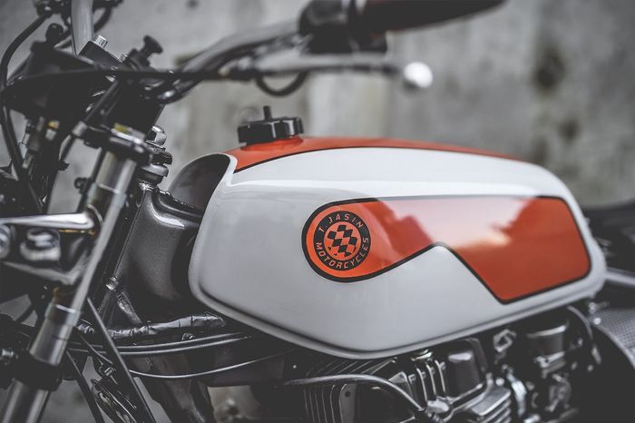 Tampilan manis tangki motokros lawas dengan kelir putih-oranye