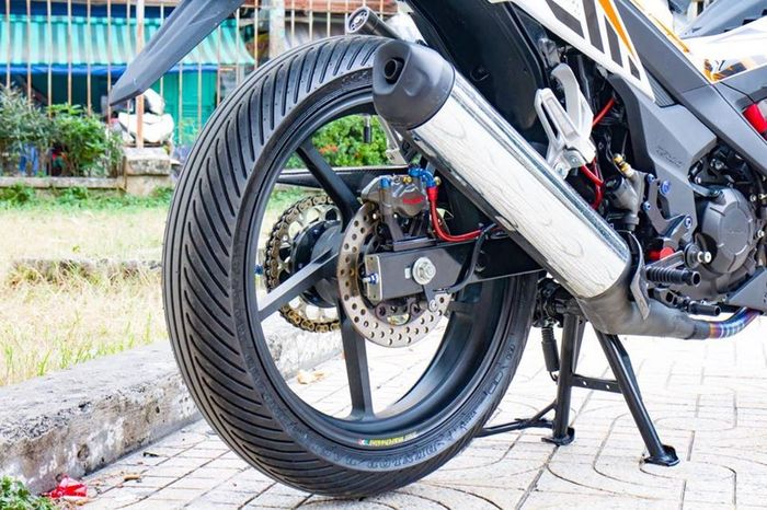 Kaki belakang Sonic ini tak jauh berbeda dengan yang depan