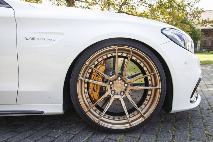 Pelek ADV. warna gold di Mercedes-AMG C63 S 