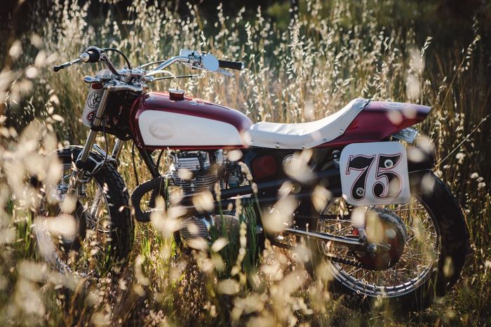 Honda CB360 1975 kustom flat tracker bikinan Simon Whittaker, dilansir oleh www.throttleroll.com.