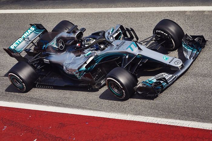 Valtteri Bottas dengan mobil Mercedes W09 melahap 104 lap dan menoreh  kecepatan tertinggi 334,3 km/jam dalam tes hari Jumat di Barcelona