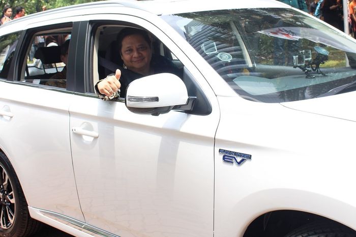 Menteri Perindustrian Airlangga Hartarto saat merasakan kendaraan listrik