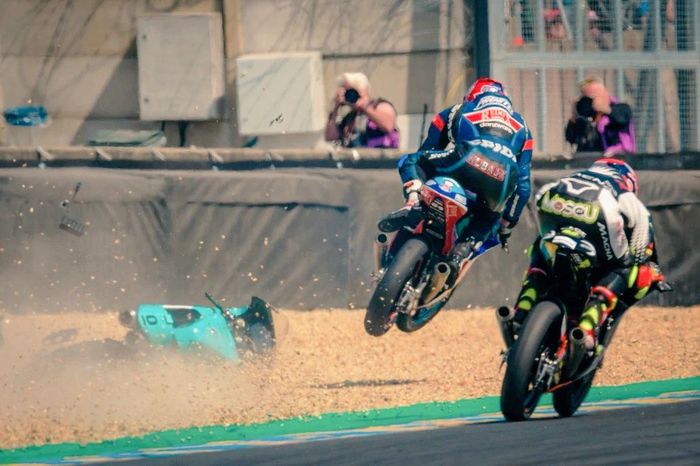 Manuver Jakub Kornfeil di Moto3 Prancis ini dianggap sebagai salah satu aksi penyelamatan luar biasa