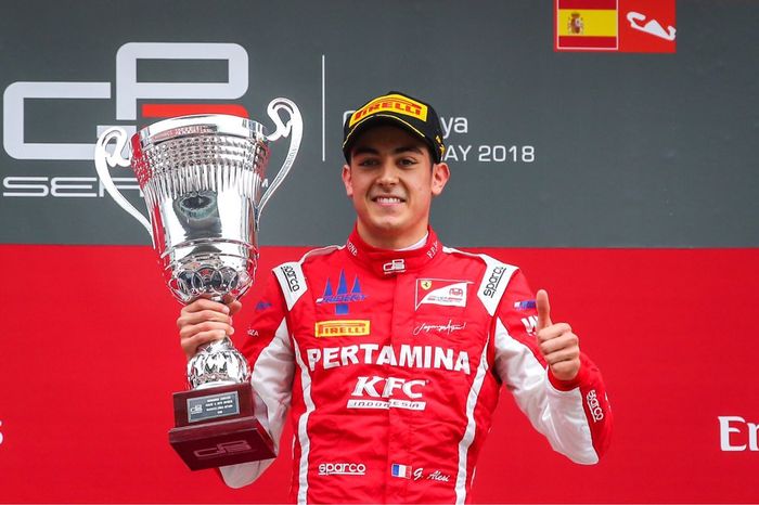 Giuliano Alesi, anak pasangan mantan pembalap F1 jean Alesi dan mantan aktirs asal Jepang Kumiko Goto, saat menang di balap GP3 Spanyol, 13 Mei 2018