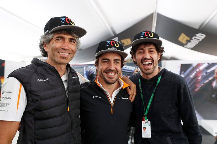 Fernando Alonso dan fansnya di sirkuit Gilles Villeneuve, Montreal, Kanada