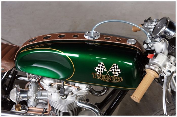 Sabuk kulit pada tangki serta laburan kelir Gypsy racing green